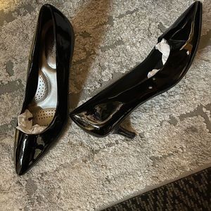 Dexflex comfort patent leather heel, size 10